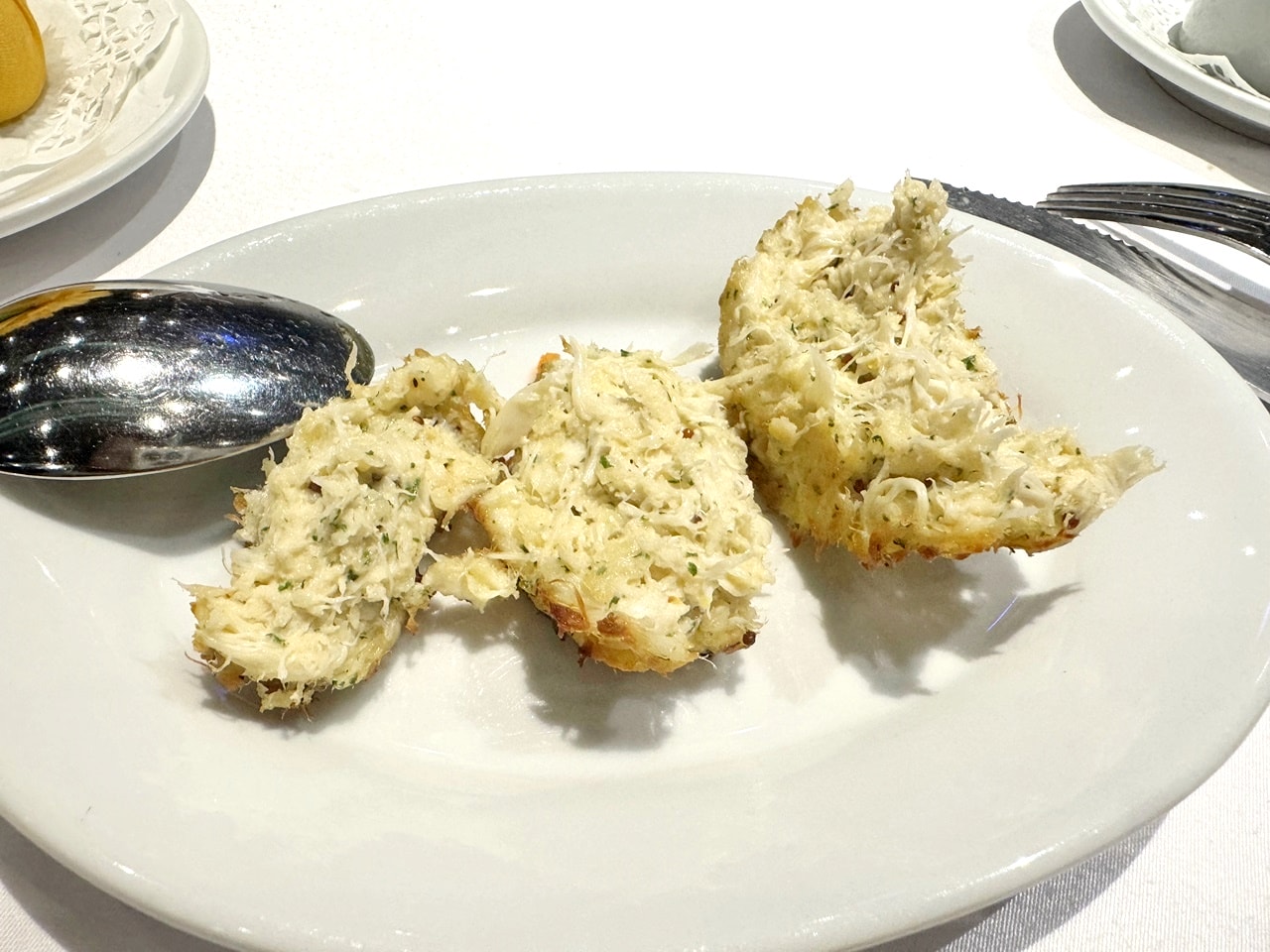 【中山食記】茹絲葵經典牛排館 Ruth’s Chris 大直店，經典菜色開箱，招牌肋眼牛排滋滋作響，紐奧良煎蝦肥美彈牙，近劍南路捷運站(菜單/訂位)