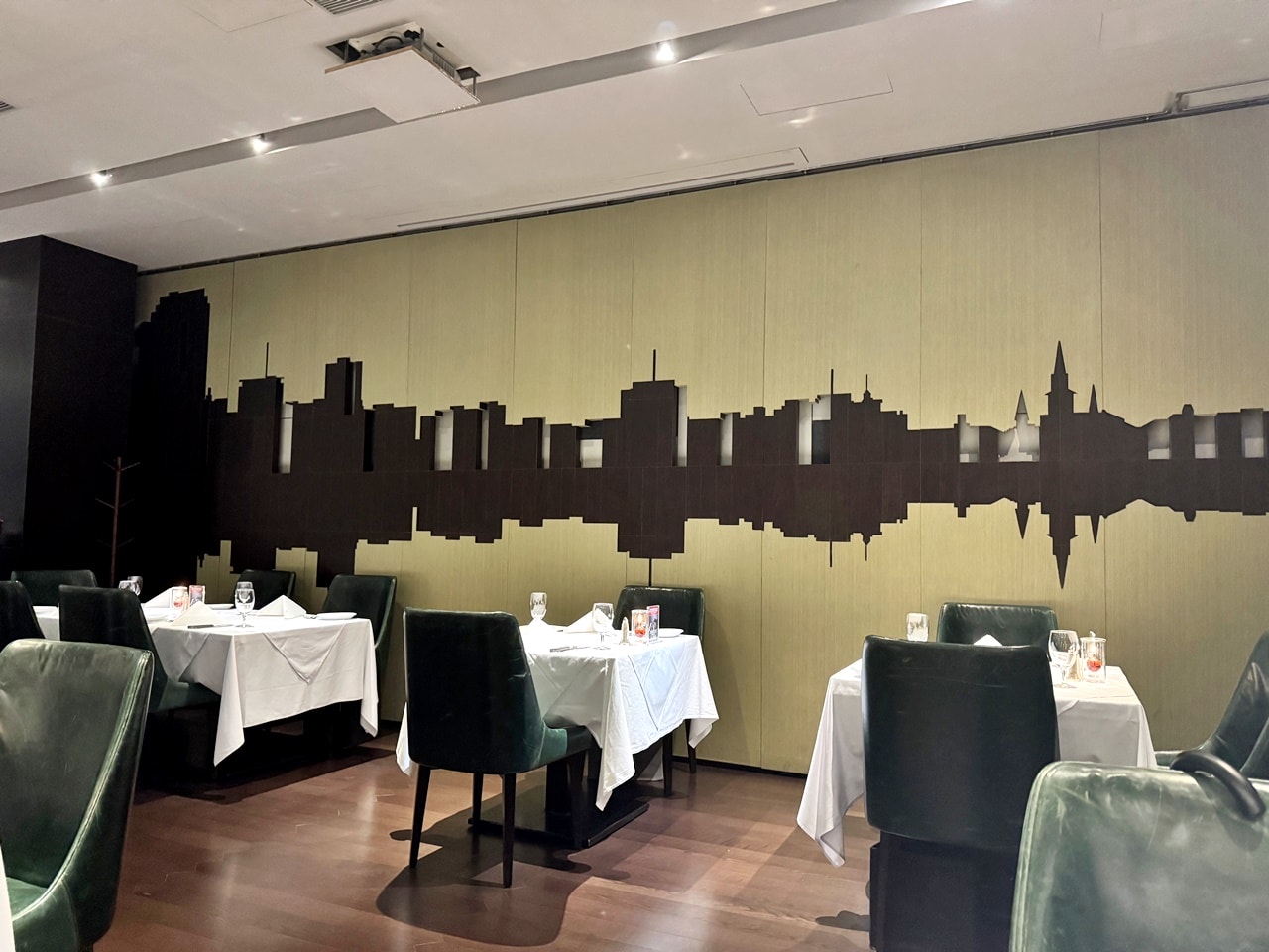 【中山食記】茹絲葵經典牛排館 Ruth’s Chris 大直店，經典菜色開箱，招牌肋眼牛排滋滋作響，紐奧良煎蝦肥美彈牙，近劍南路捷運站(菜單/訂位)