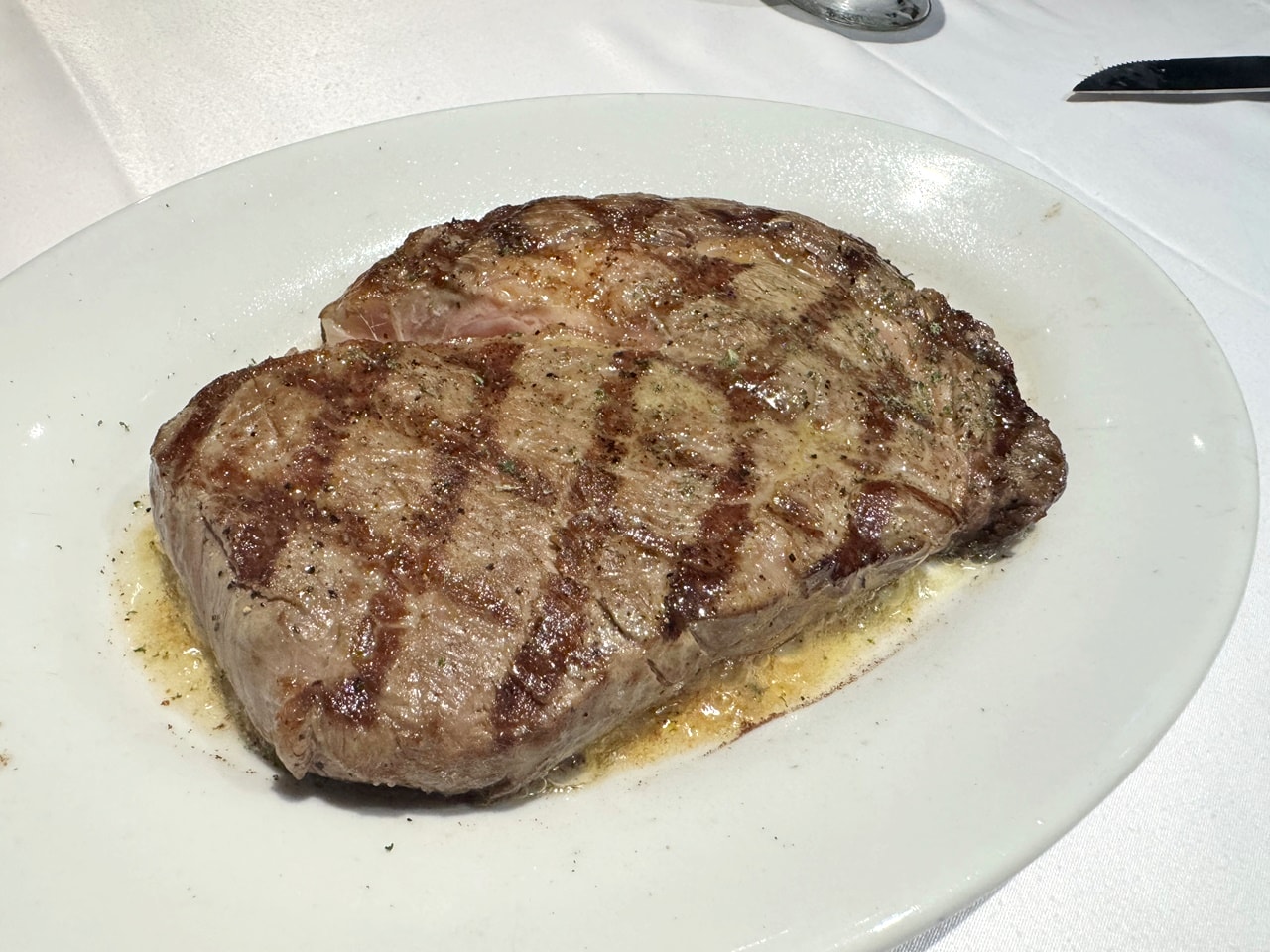 【中山食記】茹絲葵經典牛排館 Ruth’s Chris 大直店，經典菜色開箱，招牌肋眼牛排滋滋作響，紐奧良煎蝦肥美彈牙，近劍南路捷運站(菜單/訂位)