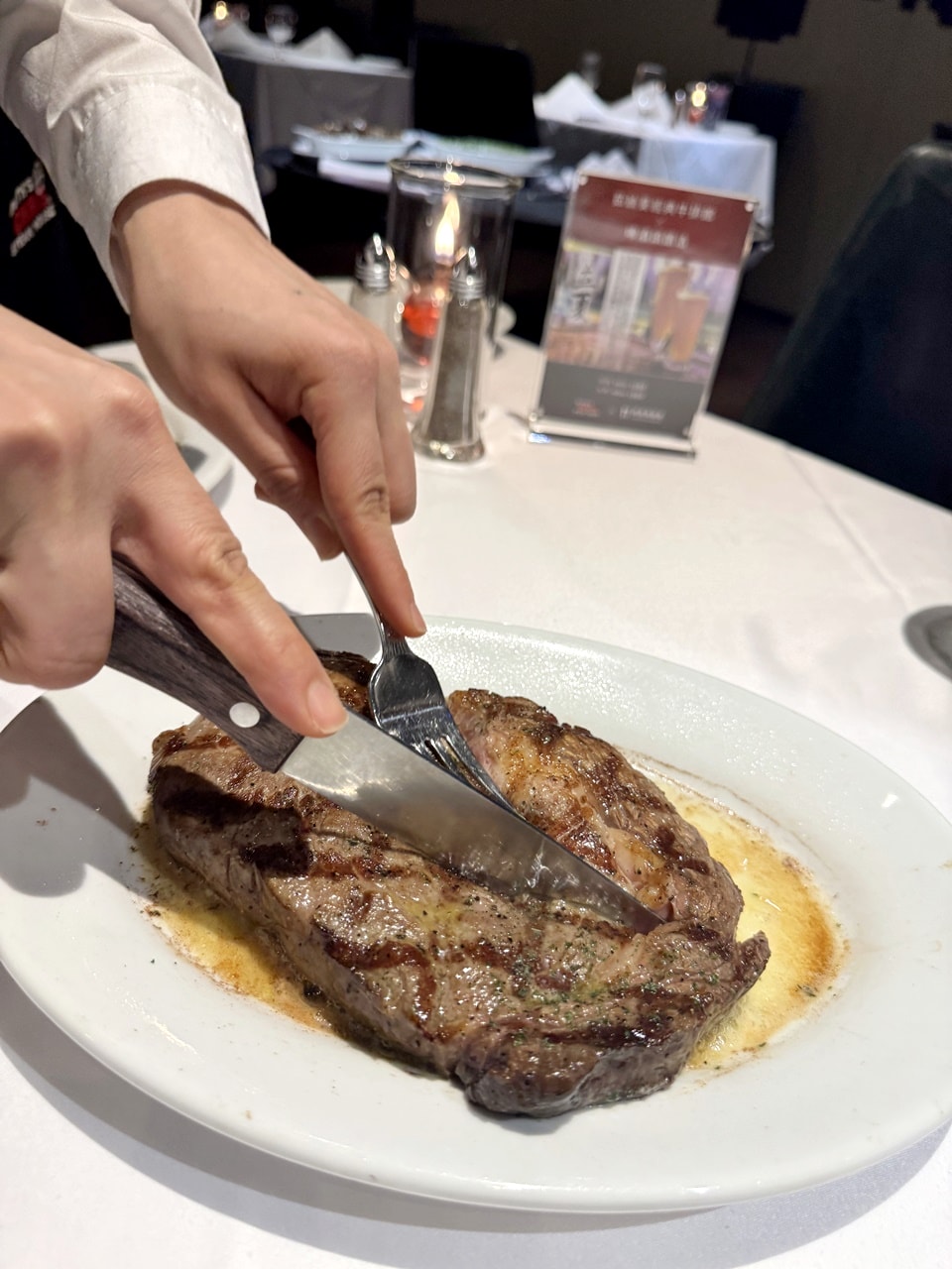 【中山食記】茹絲葵經典牛排館 Ruth’s Chris 大直店，經典菜色開箱，招牌肋眼牛排滋滋作響，紐奧良煎蝦肥美彈牙，近劍南路捷運站(菜單/訂位)