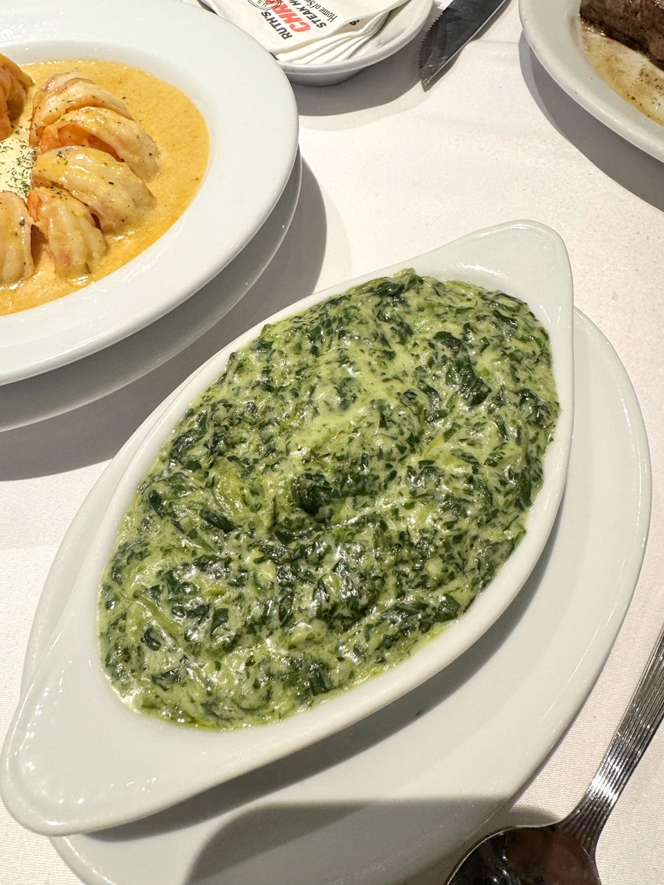 【中山食記】茹絲葵經典牛排館 Ruth’s Chris 大直店，經典菜色開箱，招牌肋眼牛排滋滋作響，紐奧良煎蝦肥美彈牙，近劍南路捷運站(菜單/訂位)