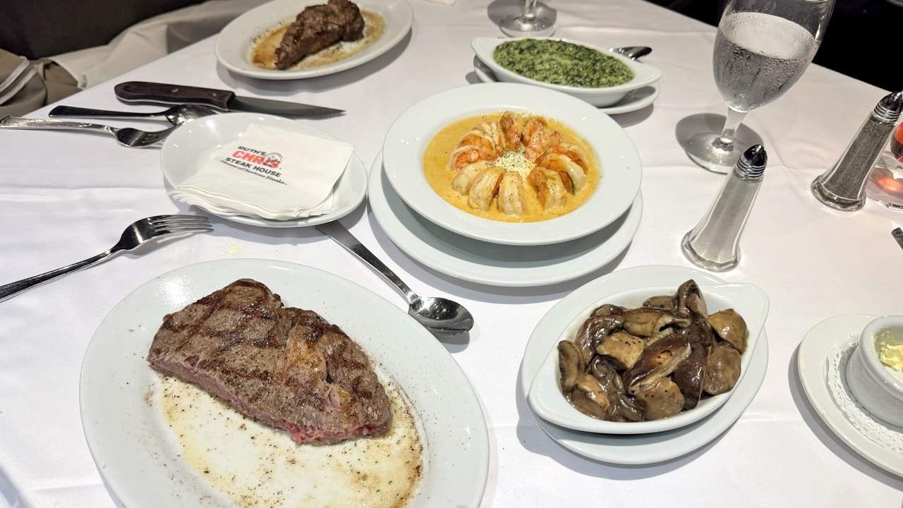 【中山食記】茹絲葵經典牛排館 Ruth’s Chris 大直店，經典菜色開箱，招牌肋眼牛排滋滋作響，紐奧良煎蝦肥美彈牙，近劍南路捷運站(菜單/訂位)