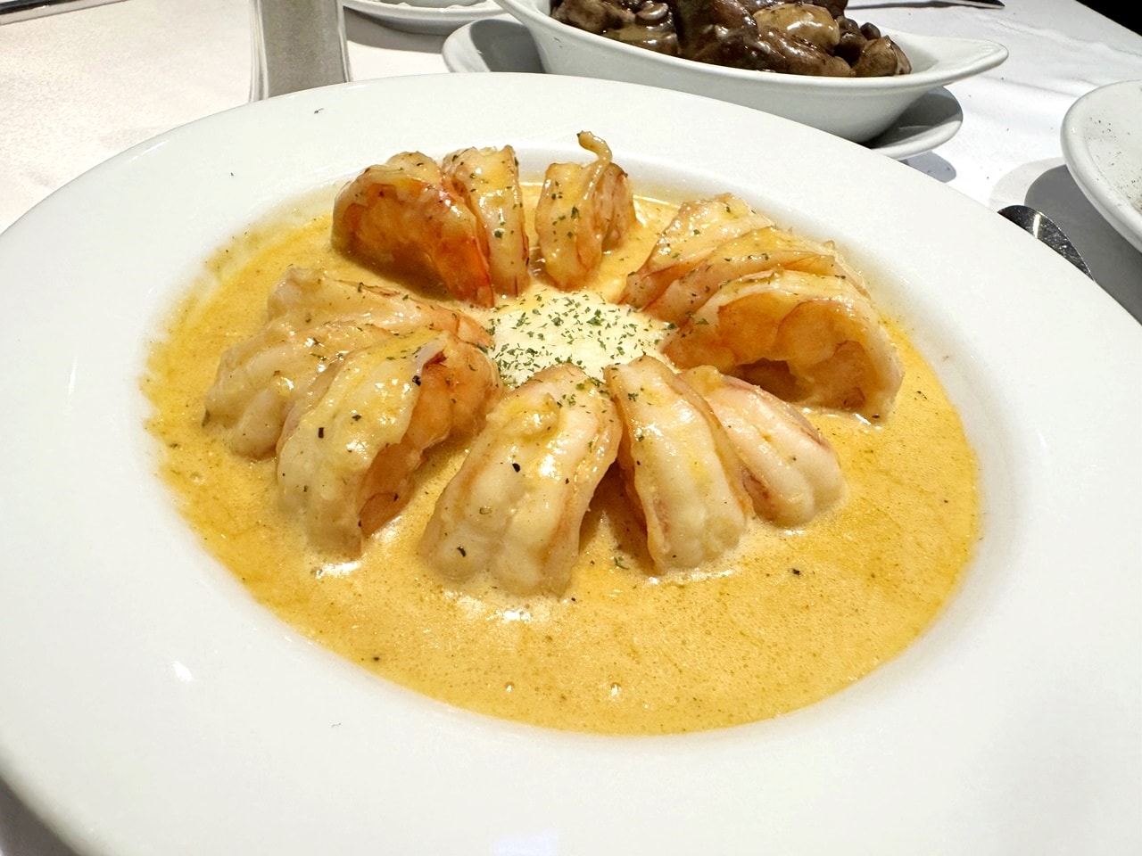 【中山食記】茹絲葵經典牛排館 Ruth’s Chris 大直店，經典菜色開箱，招牌肋眼牛排滋滋作響，紐奧良煎蝦肥美彈牙，近劍南路捷運站(菜單/訂位)