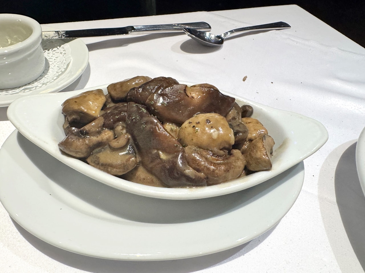 【中山食記】茹絲葵經典牛排館 Ruth’s Chris 大直店，經典菜色開箱，招牌肋眼牛排滋滋作響，紐奧良煎蝦肥美彈牙，近劍南路捷運站(菜單/訂位)