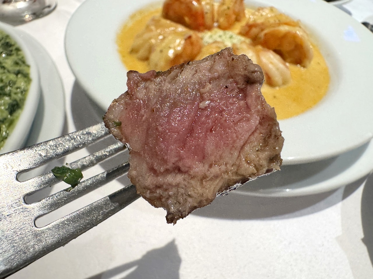 【中山食記】茹絲葵經典牛排館 Ruth’s Chris 大直店，經典菜色開箱，招牌肋眼牛排滋滋作響，紐奧良煎蝦肥美彈牙，近劍南路捷運站(菜單/訂位)
