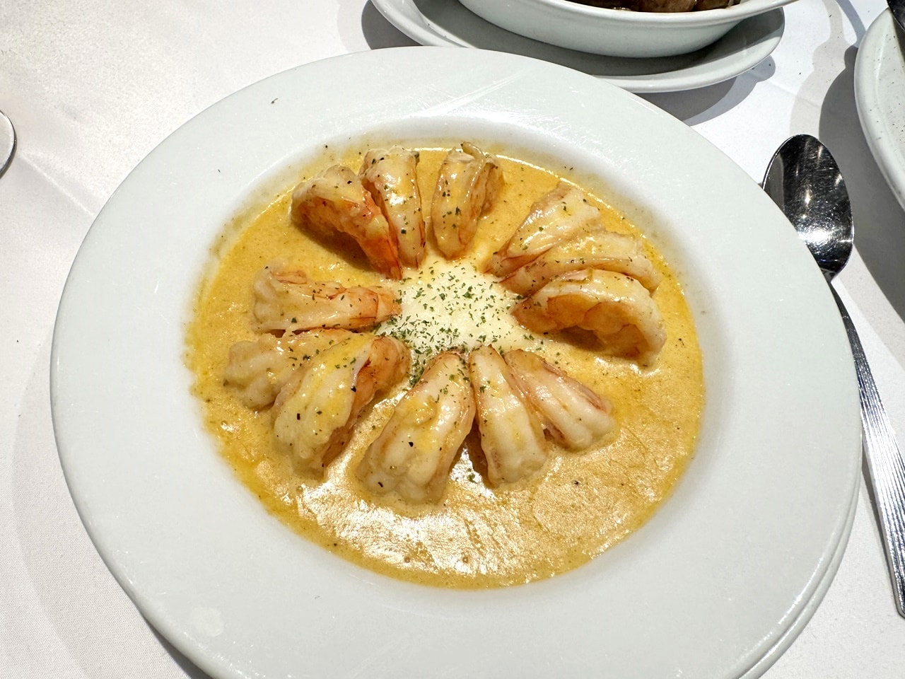 【中山食記】茹絲葵經典牛排館 Ruth’s Chris 大直店，經典菜色開箱，招牌肋眼牛排滋滋作響，紐奧良煎蝦肥美彈牙，近劍南路捷運站(菜單/訂位)