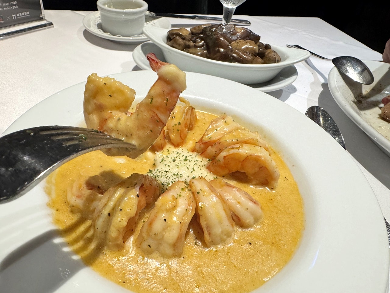【中山食記】茹絲葵經典牛排館 Ruth’s Chris 大直店，經典菜色開箱，招牌肋眼牛排滋滋作響，紐奧良煎蝦肥美彈牙，近劍南路捷運站(菜單/訂位)