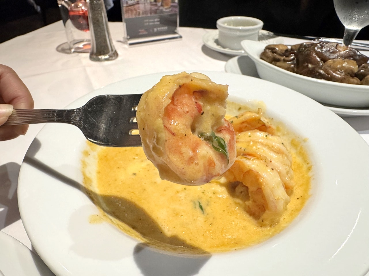 【中山食記】茹絲葵經典牛排館 Ruth’s Chris 大直店，經典菜色開箱，招牌肋眼牛排滋滋作響，紐奧良煎蝦肥美彈牙，近劍南路捷運站(菜單/訂位)