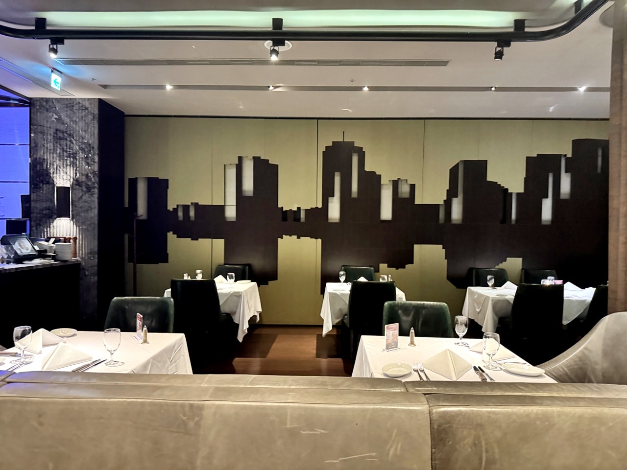 【中山食記】茹絲葵經典牛排館 Ruth’s Chris 大直店，經典菜色開箱，招牌肋眼牛排滋滋作響，紐奧良煎蝦肥美彈牙，近劍南路捷運站(菜單/訂位)