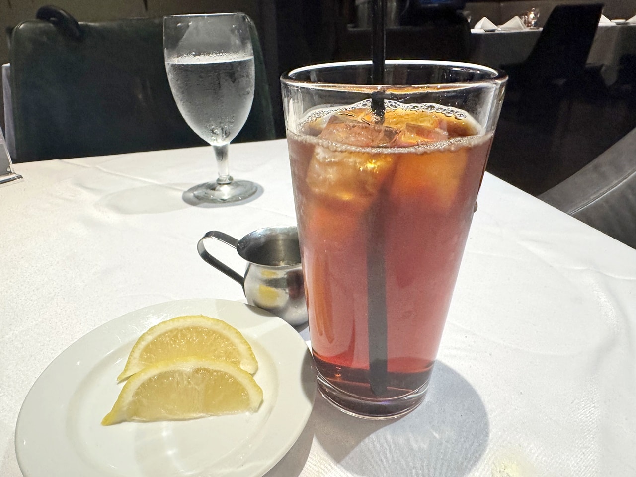 【中山食記】茹絲葵經典牛排館 Ruth’s Chris 大直店，經典菜色開箱，招牌肋眼牛排滋滋作響，紐奧良煎蝦肥美彈牙，近劍南路捷運站(菜單/訂位)