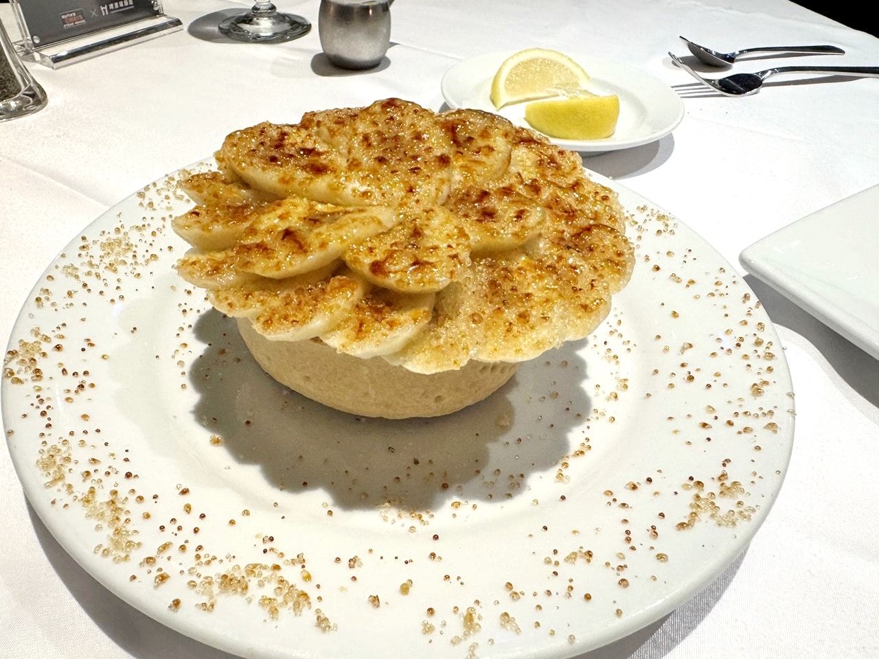 【中山食記】茹絲葵經典牛排館 Ruth’s Chris 大直店，經典菜色開箱，招牌肋眼牛排滋滋作響，紐奧良煎蝦肥美彈牙，近劍南路捷運站(菜單/訂位)
