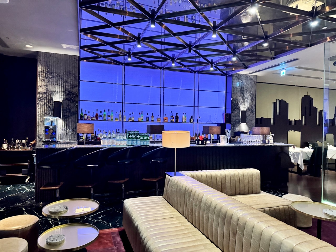 【中山食記】茹絲葵經典牛排館 Ruth’s Chris 大直店，經典菜色開箱，招牌肋眼牛排滋滋作響，紐奧良煎蝦肥美彈牙，近劍南路捷運站(菜單/訂位)