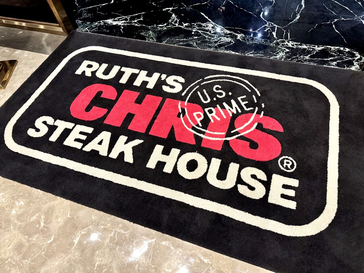 【中山食記】茹絲葵經典牛排館 Ruth’s Chris 大直店，經典菜色開箱，招牌肋眼牛排滋滋作響，紐奧良煎蝦肥美彈牙，近劍南路捷運站(菜單/訂位)