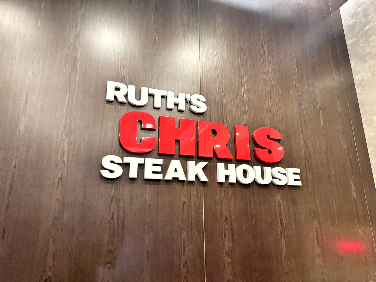 【中山食記】茹絲葵經典牛排館 Ruth’s Chris 大直店，經典菜色開箱，招牌肋眼牛排滋滋作響，紐奧良煎蝦肥美彈牙，近劍南路捷運站(菜單/訂位)