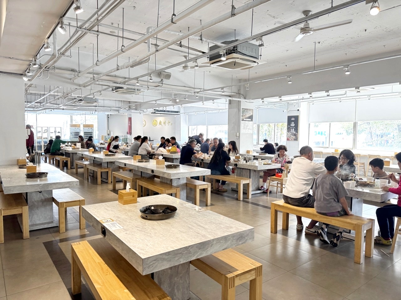 【左營食記】平凡五金行北高店 高雄超狂海鮮肉品超市! 2樓免費代客料理和牛+自己煮火鍋超划算，活體波龍也能現點現烤