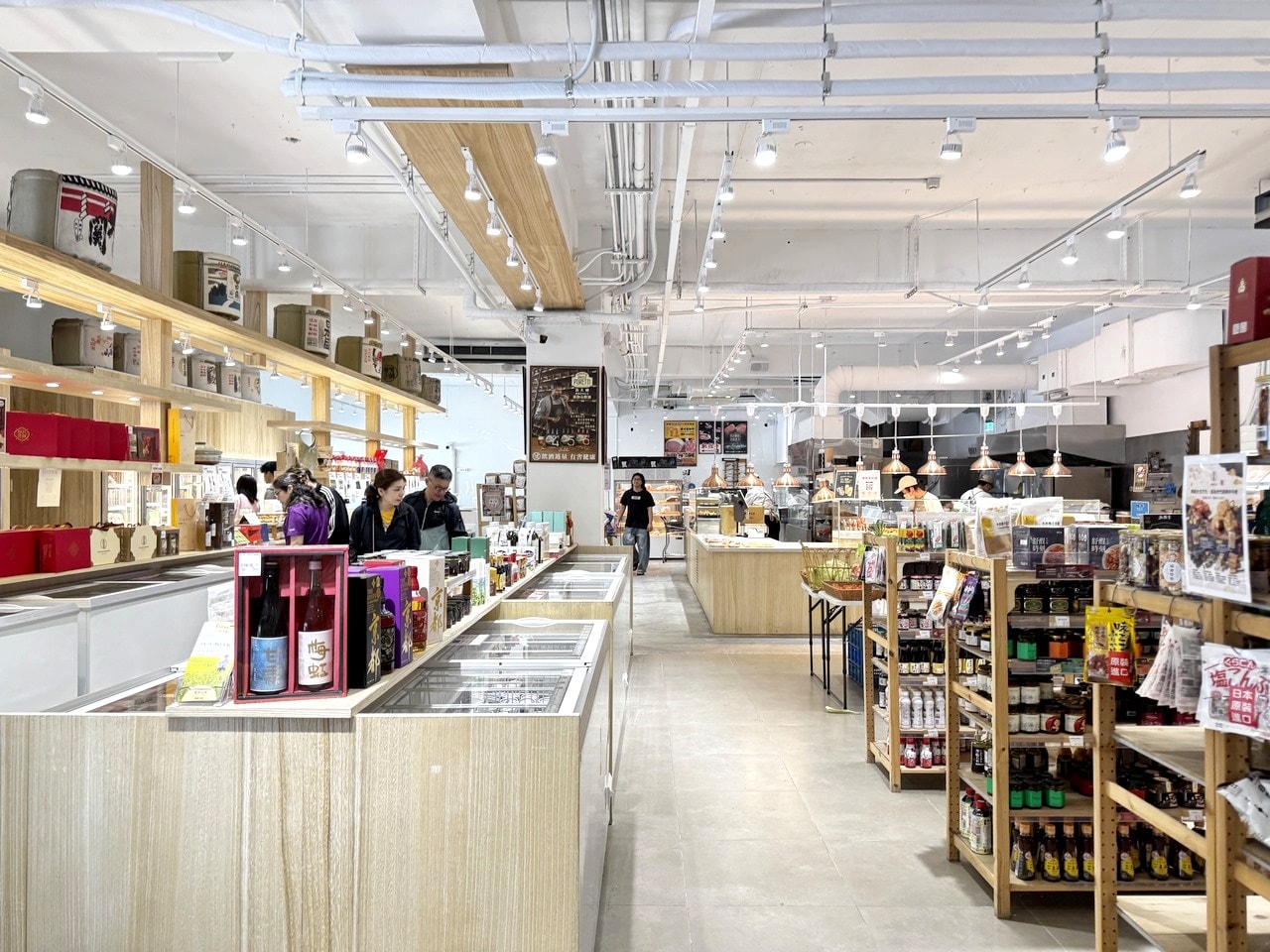 【左營食記】平凡五金行北高店 高雄超狂海鮮肉品超市! 2樓免費代客料理和牛+自己煮火鍋超划算，活體波龍也能現點現烤