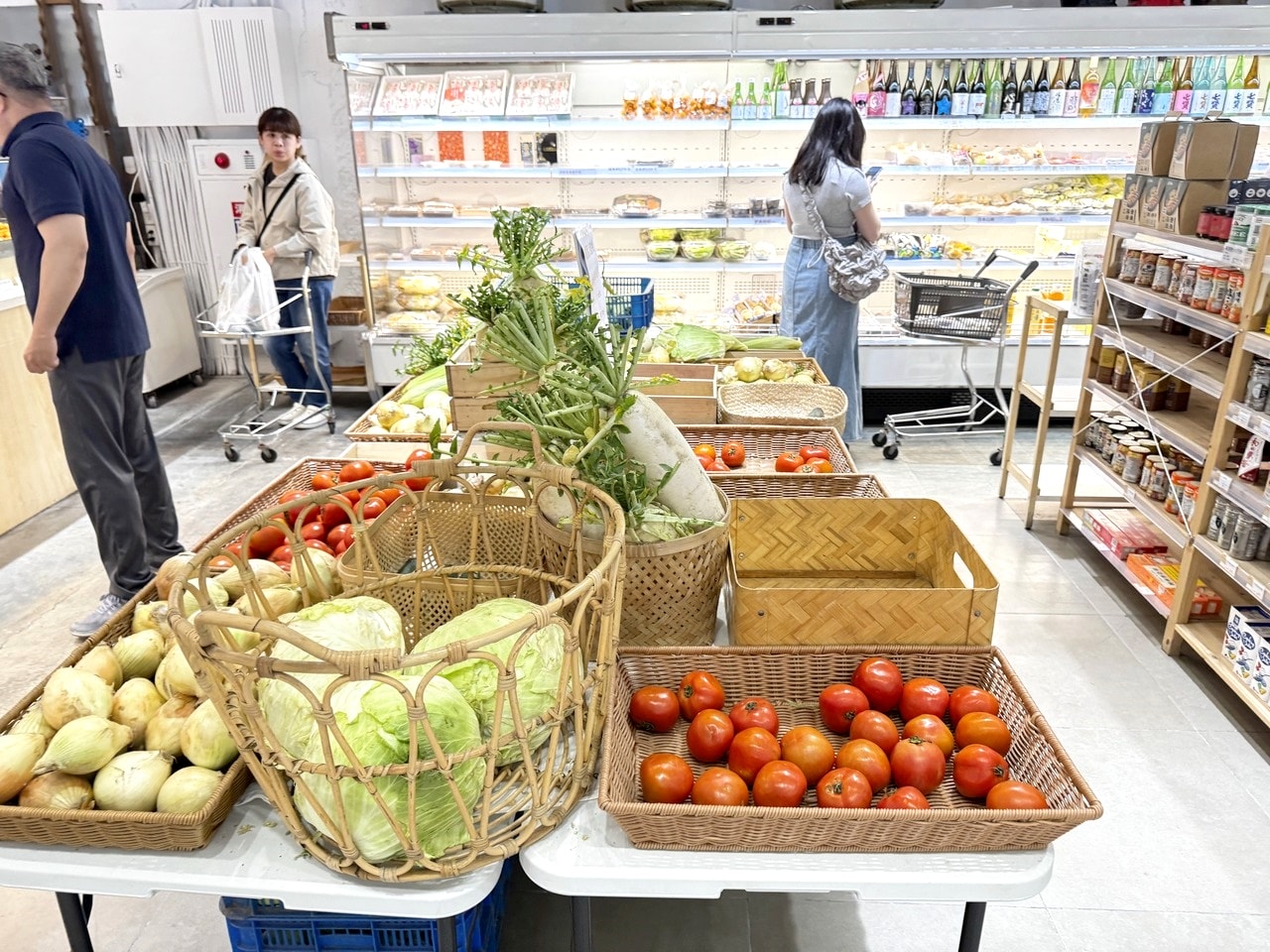【左營食記】平凡五金行北高店 高雄超狂海鮮肉品超市! 2樓免費代客料理和牛+自己煮火鍋超划算，活體波龍也能現點現烤