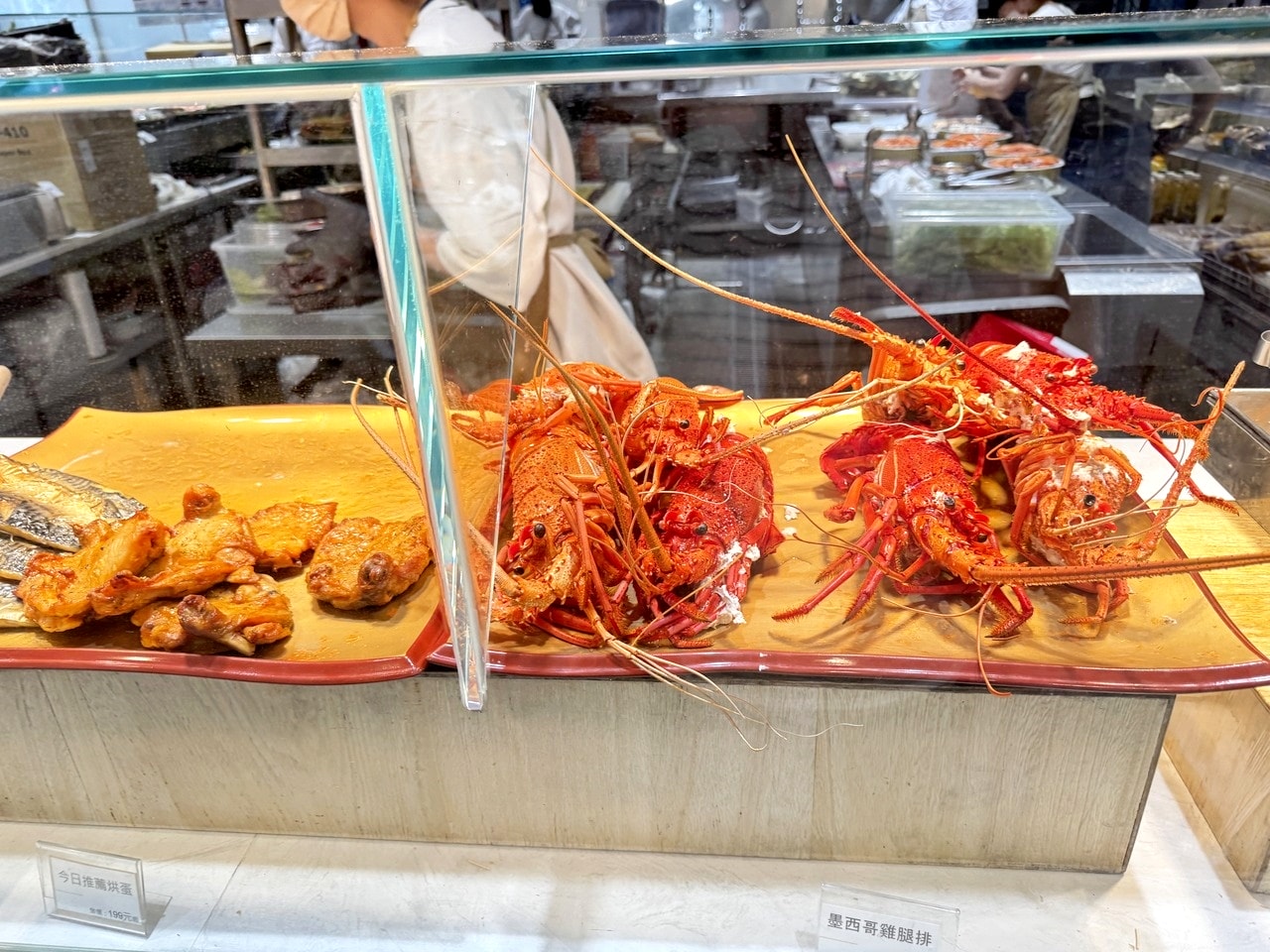 【左營食記】平凡五金行北高店 高雄超狂海鮮肉品超市! 2樓免費代客料理和牛+自己煮火鍋超划算，活體波龍也能現點現烤