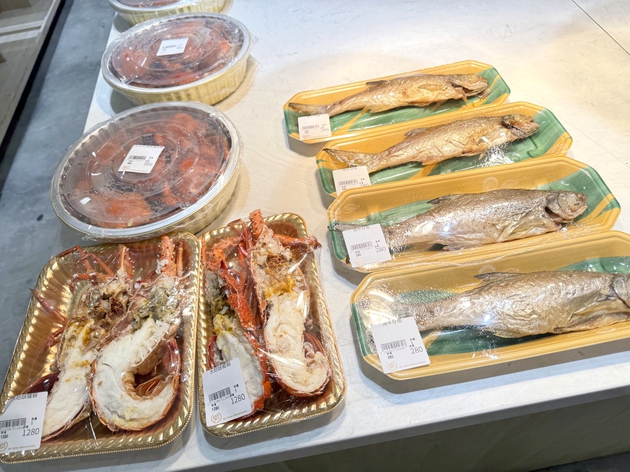 【左營食記】平凡五金行北高店 高雄超狂海鮮肉品超市! 2樓免費代客料理和牛+自己煮火鍋超划算，活體波龍也能現點現烤