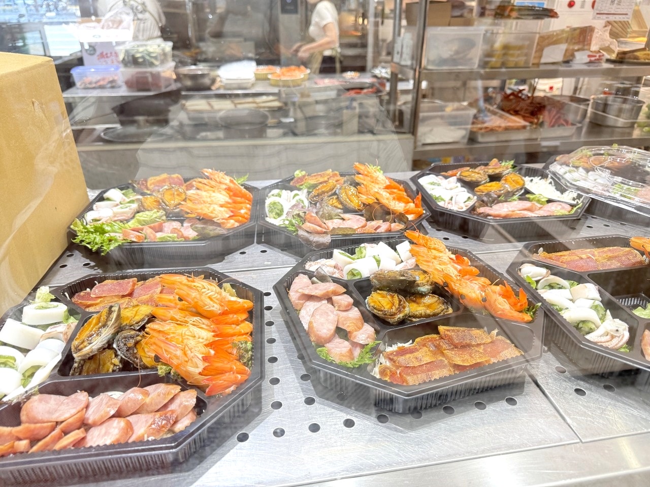 【左營食記】平凡五金行北高店 高雄超狂海鮮肉品超市! 2樓免費代客料理和牛+自己煮火鍋超划算，活體波龍也能現點現烤