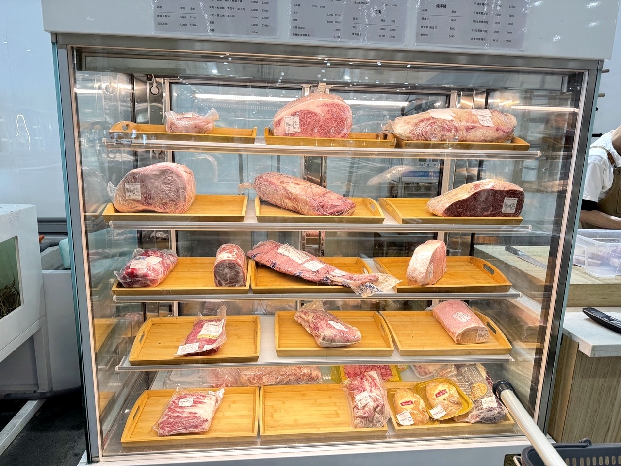 【左營食記】平凡五金行北高店 高雄超狂海鮮肉品超市! 2樓免費代客料理和牛+自己煮火鍋超划算，活體波龍也能現點現烤