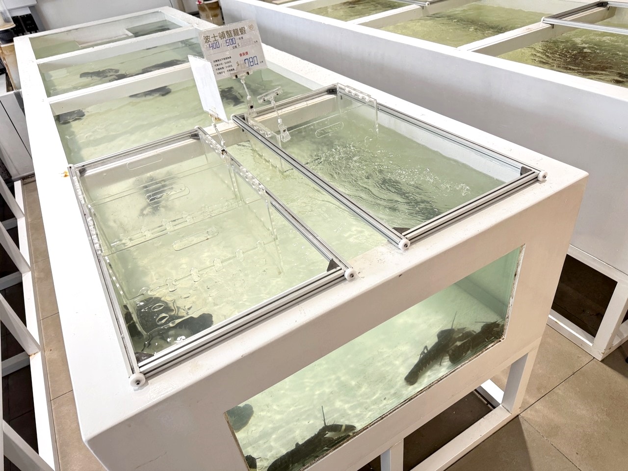 【左營食記】平凡五金行北高店 高雄超狂海鮮肉品超市! 2樓免費代客料理和牛+自己煮火鍋超划算，活體波龍也能現點現烤