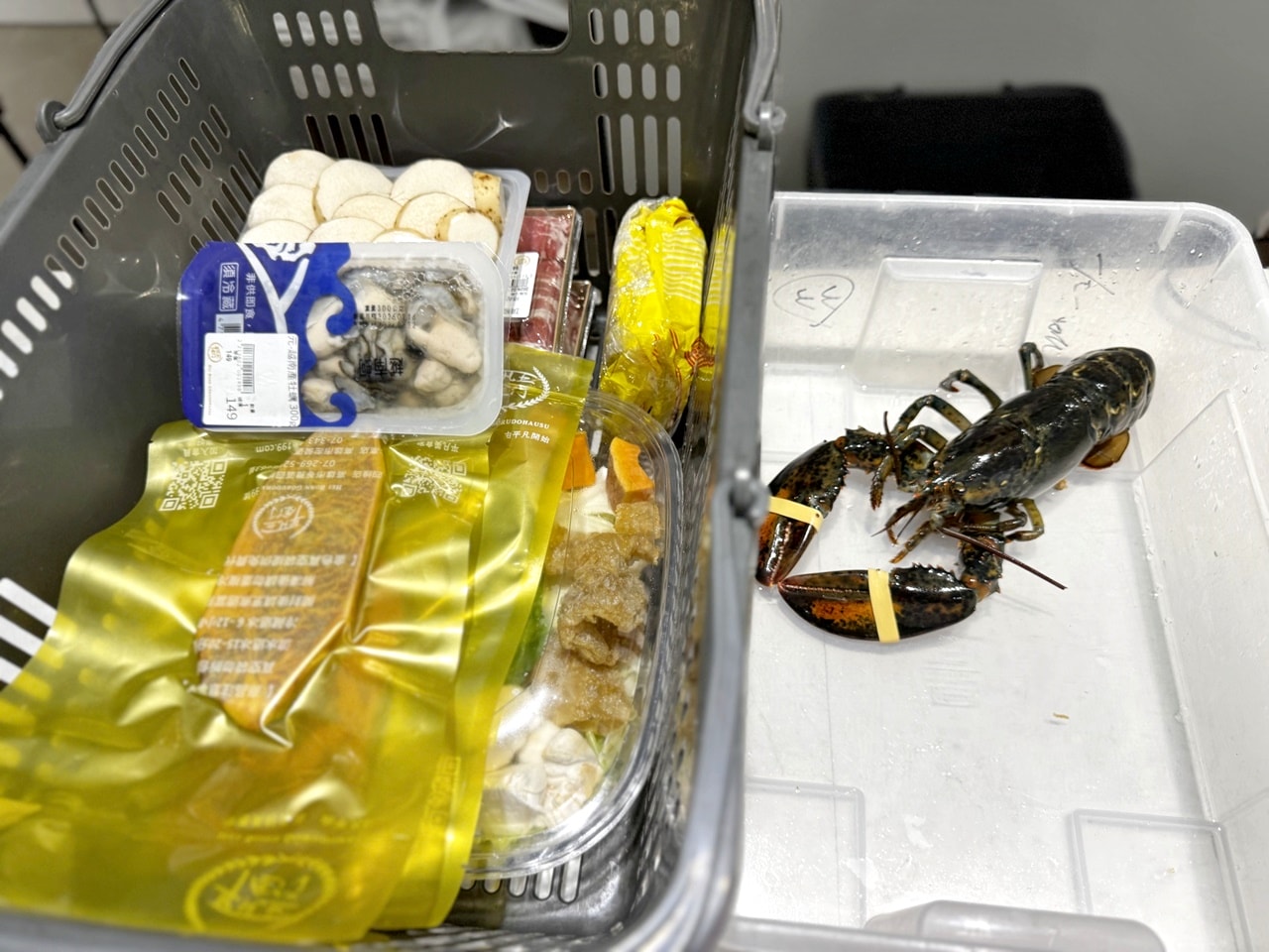 【左營食記】平凡五金行北高店 高雄超狂海鮮肉品超市! 2樓免費代客料理和牛+自己煮火鍋超划算，活體波龍也能現點現烤