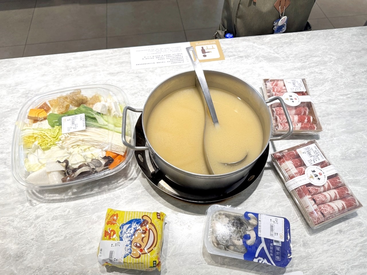 【左營食記】平凡五金行北高店 高雄超狂海鮮肉品超市! 2樓免費代客料理和牛+自己煮火鍋超划算，活體波龍也能現點現烤