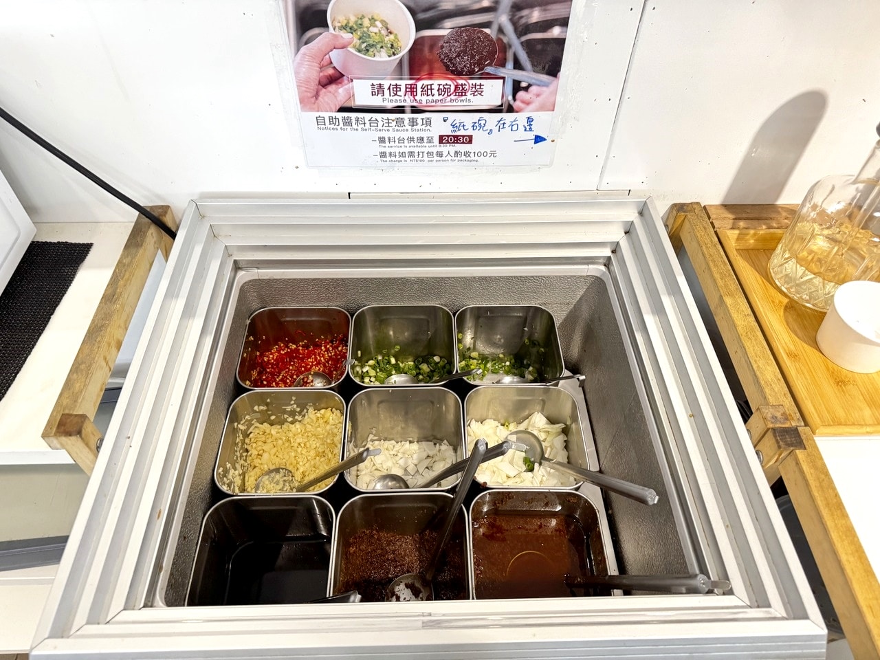 【左營食記】平凡五金行北高店 高雄超狂海鮮肉品超市! 2樓免費代客料理和牛+自己煮火鍋超划算，活體波龍也能現點現烤