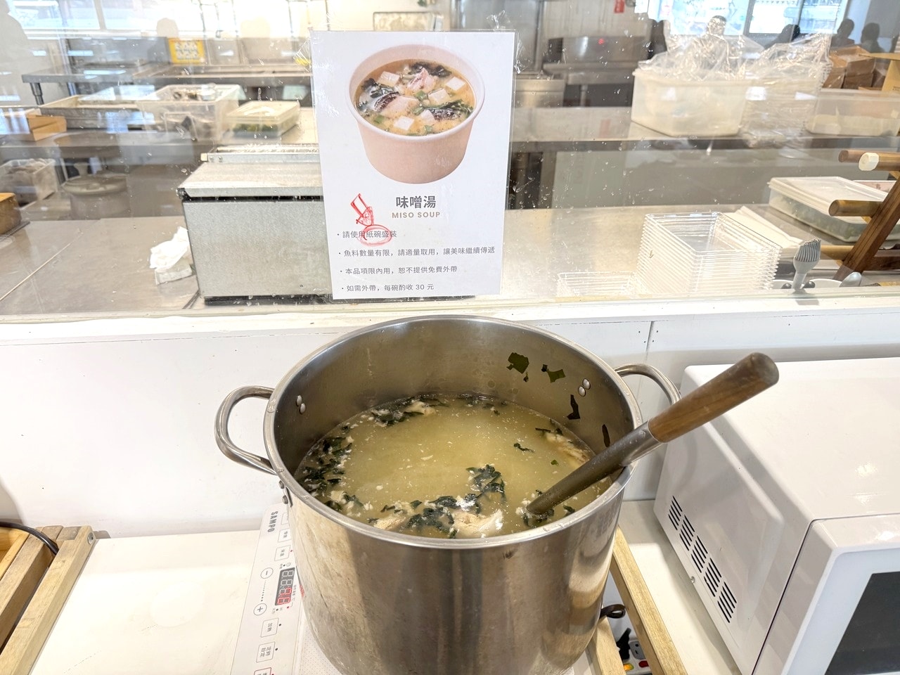【左營食記】平凡五金行北高店 高雄超狂海鮮肉品超市! 2樓免費代客料理和牛+自己煮火鍋超划算，活體波龍也能現點現烤