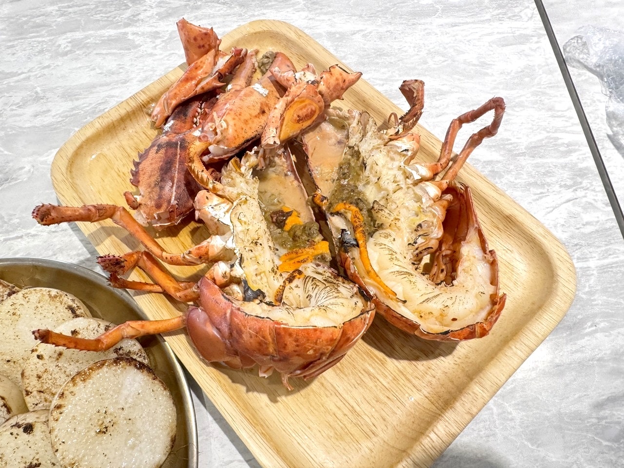 【左營食記】平凡五金行北高店 高雄超狂海鮮肉品超市! 2樓免費代客料理和牛+自己煮火鍋超划算，活體波龍也能現點現烤