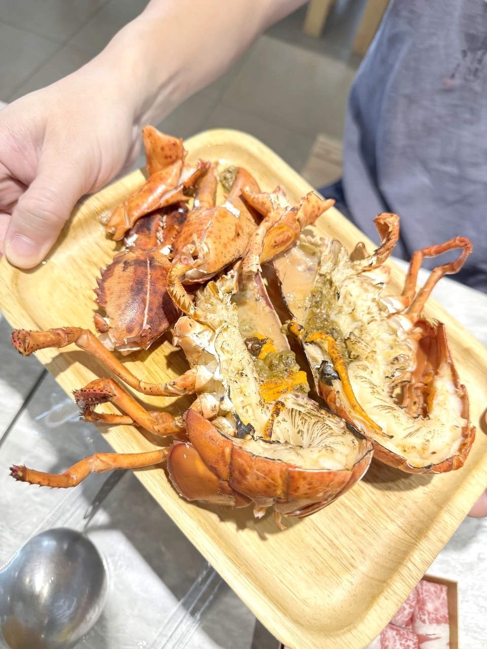 【左營食記】平凡五金行北高店 高雄超狂海鮮肉品超市! 2樓免費代客料理和牛+自己煮火鍋超划算，活體波龍也能現點現烤