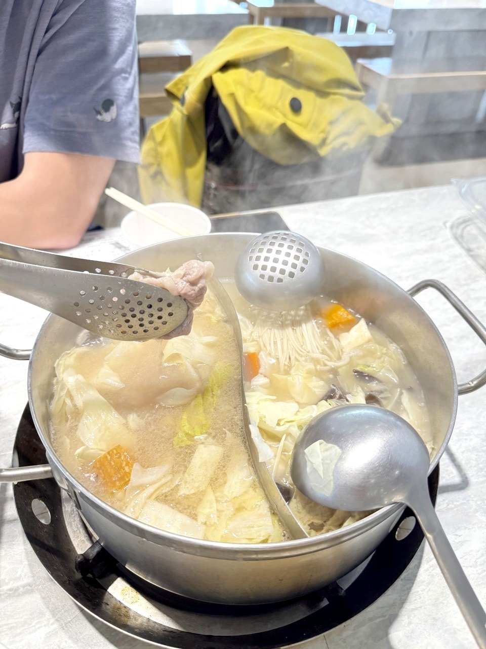 【左營食記】平凡五金行北高店 高雄超狂海鮮肉品超市! 2樓免費代客料理和牛+自己煮火鍋超划算，活體波龍也能現點現烤
