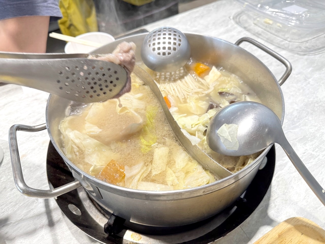 【左營食記】平凡五金行北高店 高雄超狂海鮮肉品超市! 2樓免費代客料理和牛+自己煮火鍋超划算，活體波龍也能現點現烤