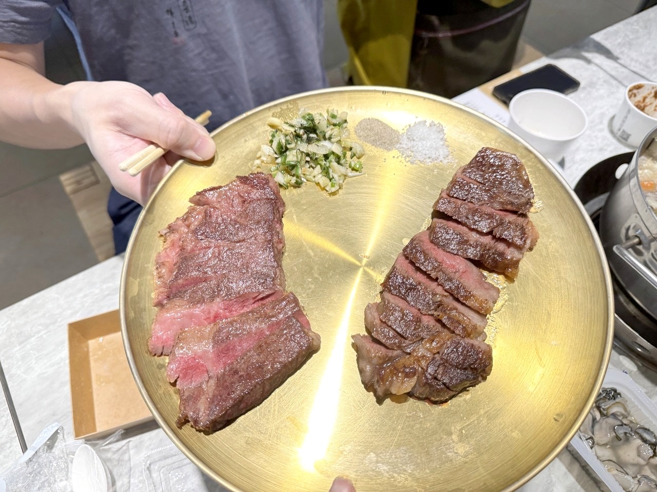【左營食記】平凡五金行北高店 高雄超狂海鮮肉品超市! 2樓免費代客料理和牛+自己煮火鍋超划算，活體波龍也能現點現烤