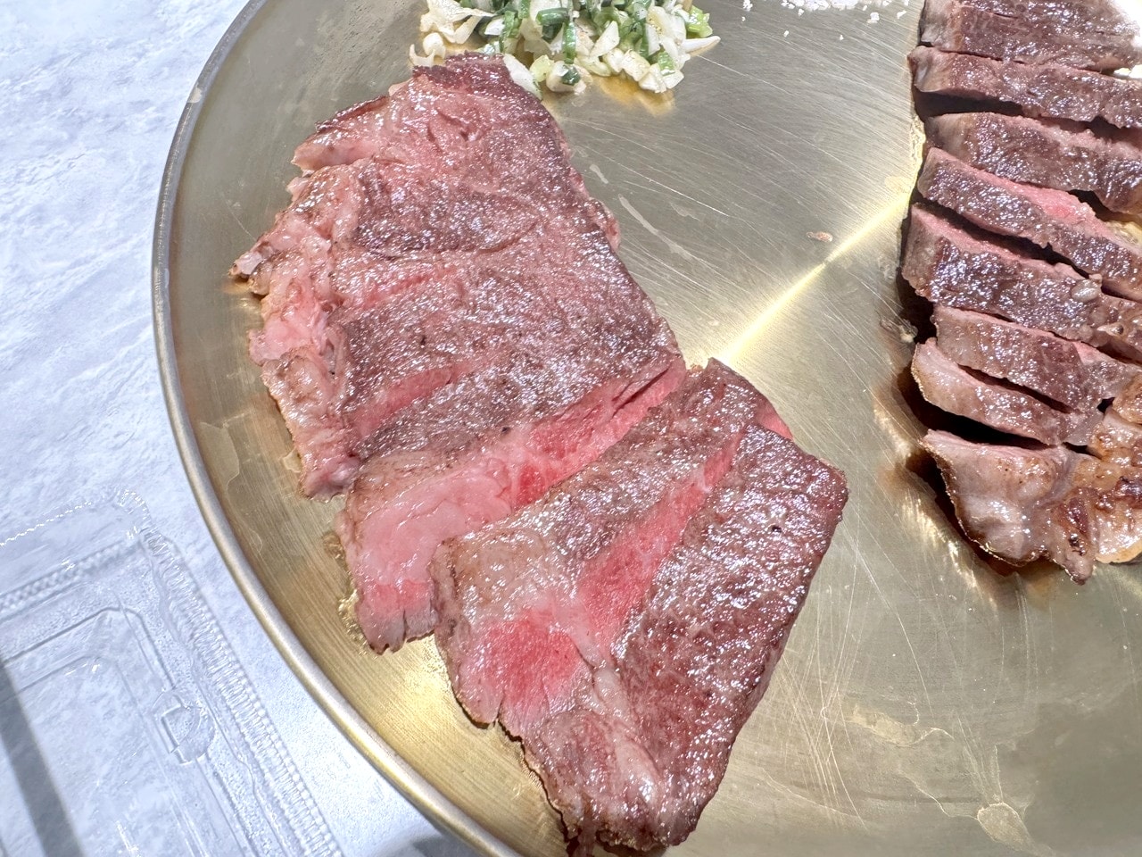 【左營食記】平凡五金行北高店 高雄超狂海鮮肉品超市! 2樓免費代客料理和牛+自己煮火鍋超划算，活體波龍也能現點現烤