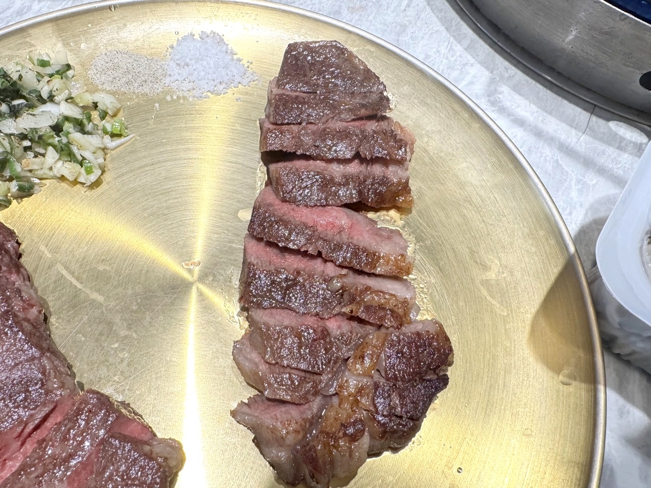 【左營食記】平凡五金行北高店 高雄超狂海鮮肉品超市! 2樓免費代客料理和牛+自己煮火鍋超划算，活體波龍也能現點現烤