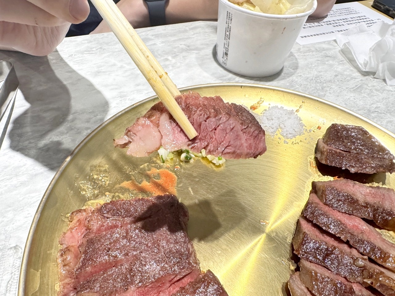 【左營食記】平凡五金行北高店 高雄超狂海鮮肉品超市! 2樓免費代客料理和牛+自己煮火鍋超划算，活體波龍也能現點現烤