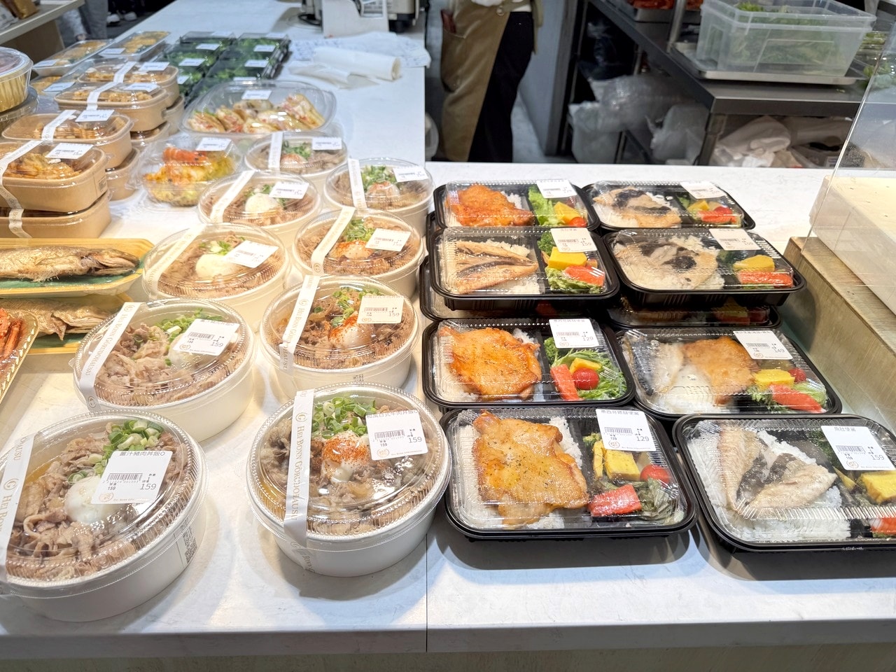 【左營食記】平凡五金行北高店 高雄超狂海鮮肉品超市! 2樓免費代客料理和牛+自己煮火鍋超划算，活體波龍也能現點現烤
