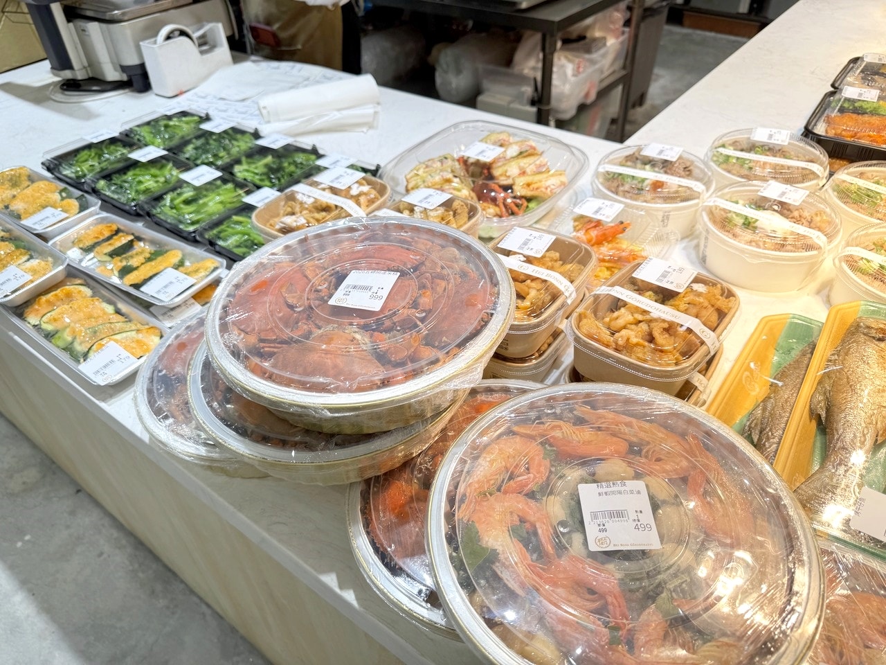 【左營食記】平凡五金行北高店 高雄超狂海鮮肉品超市! 2樓免費代客料理和牛+自己煮火鍋超划算，活體波龍也能現點現烤