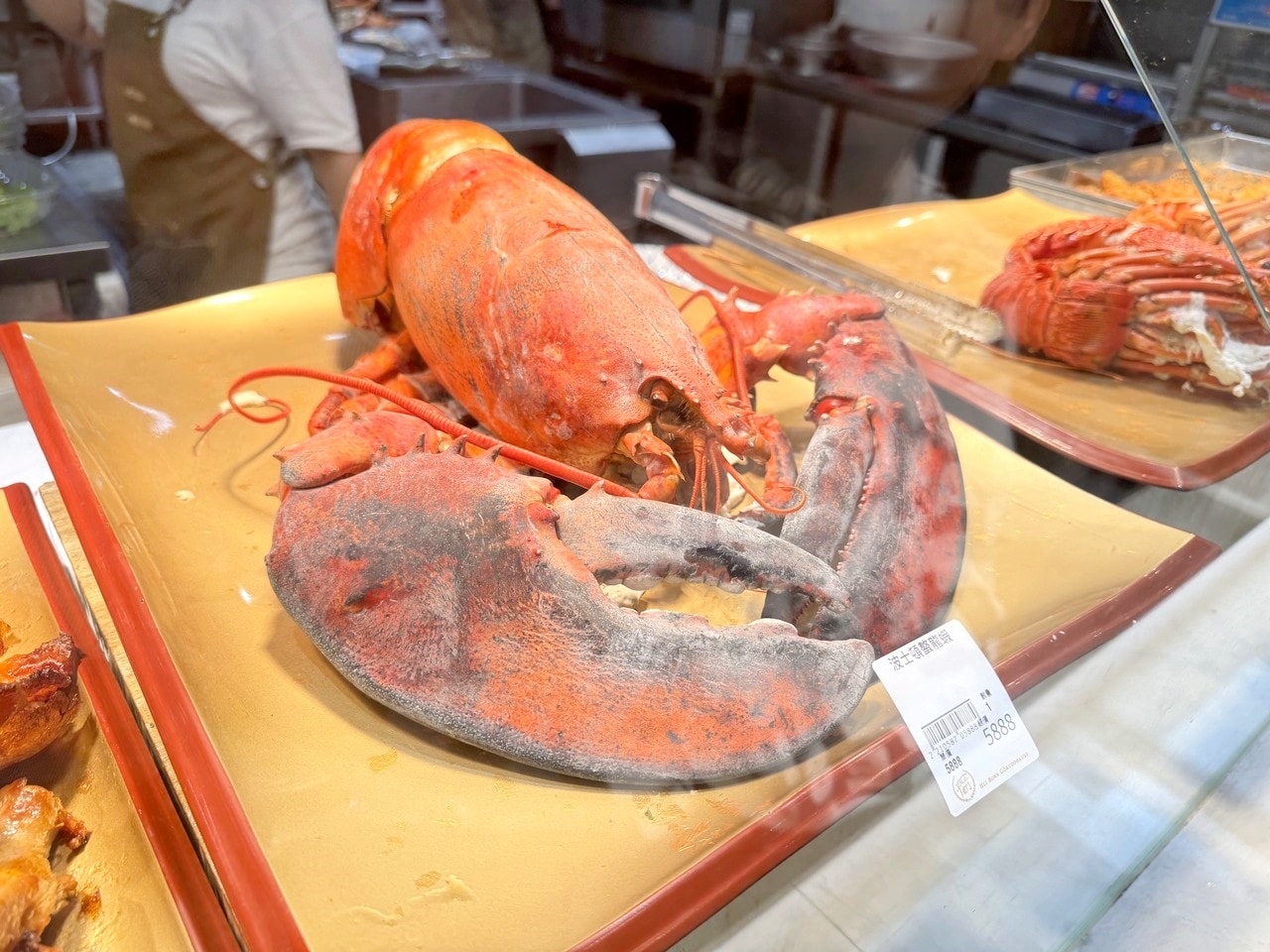 【左營食記】平凡五金行北高店 高雄超狂海鮮肉品超市! 2樓免費代客料理和牛+自己煮火鍋超划算，活體波龍也能現點現烤