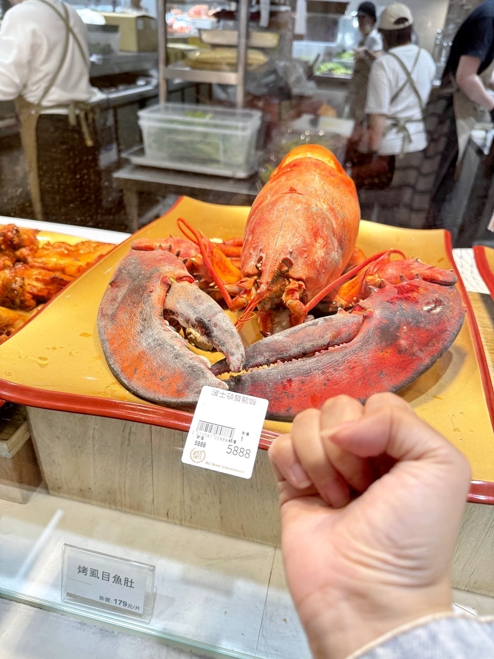 【左營食記】平凡五金行北高店 高雄超狂海鮮肉品超市! 2樓免費代客料理和牛+自己煮火鍋超划算，活體波龍也能現點現烤