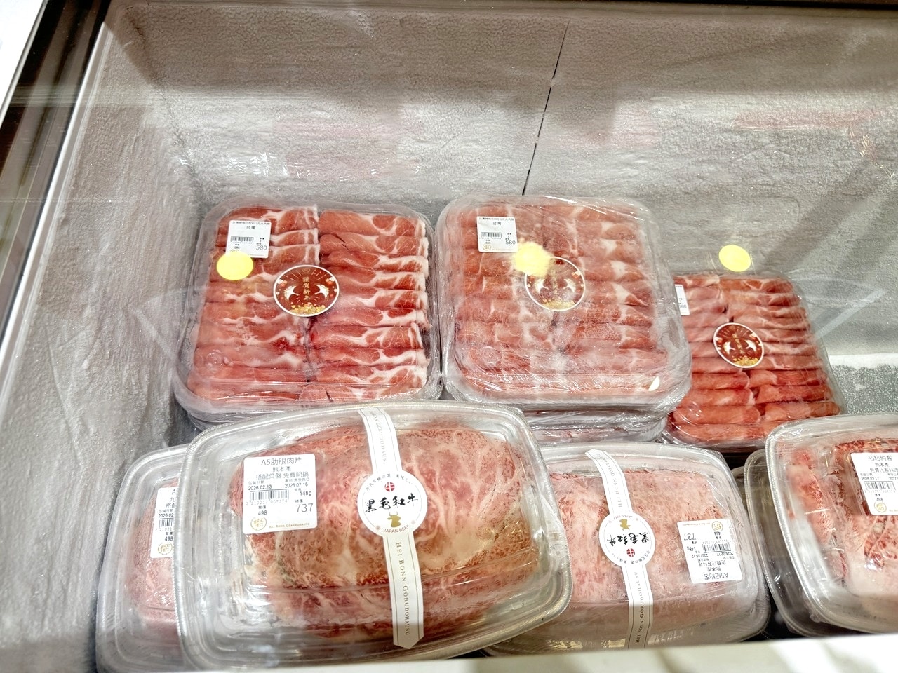 【左營食記】平凡五金行北高店 高雄超狂海鮮肉品超市! 2樓免費代客料理和牛+自己煮火鍋超划算，活體波龍也能現點現烤