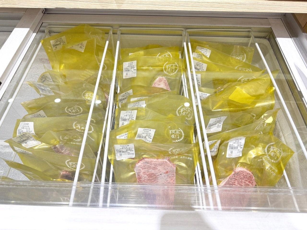 【左營食記】平凡五金行北高店 高雄超狂海鮮肉品超市! 2樓免費代客料理和牛+自己煮火鍋超划算，活體波龍也能現點現烤