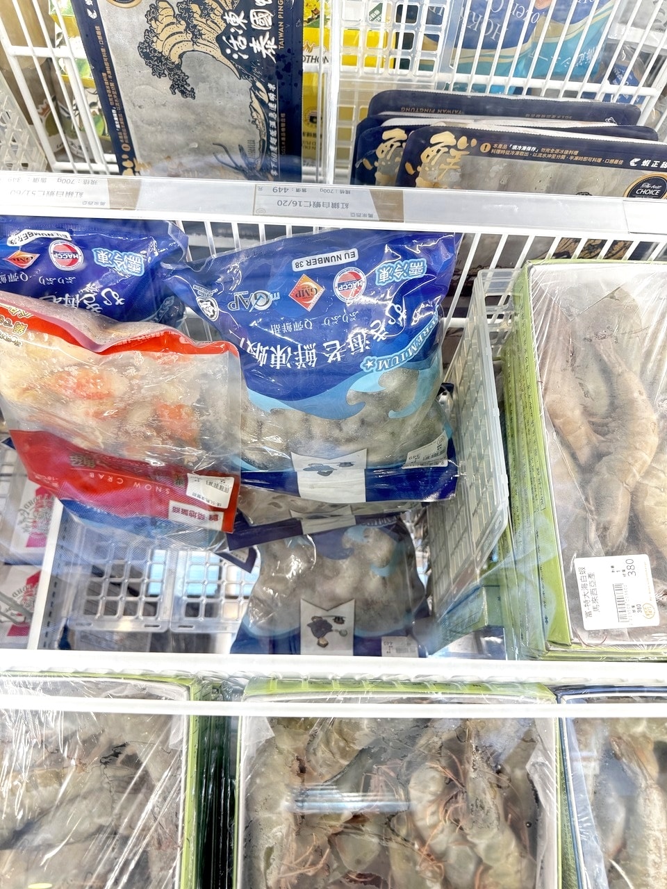 【左營食記】平凡五金行北高店 高雄超狂海鮮肉品超市! 2樓免費代客料理和牛+自己煮火鍋超划算，活體波龍也能現點現烤