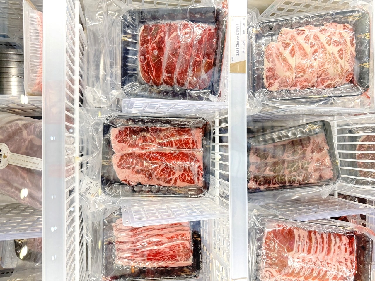 【左營食記】平凡五金行北高店 高雄超狂海鮮肉品超市! 2樓免費代客料理和牛+自己煮火鍋超划算，活體波龍也能現點現烤