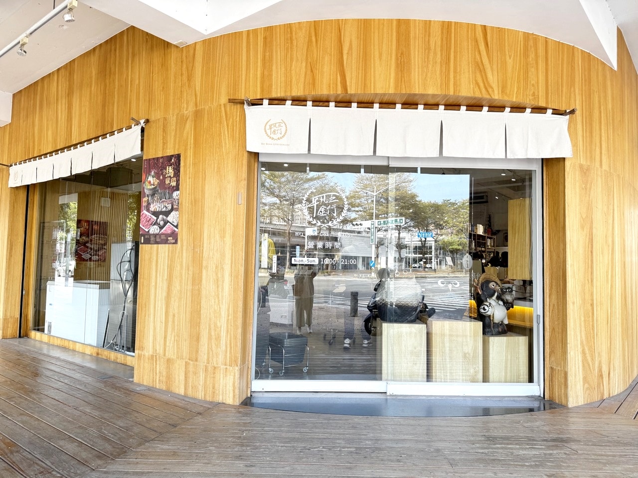 【左營食記】平凡五金行北高店 高雄超狂海鮮肉品超市! 2樓免費代客料理和牛+自己煮火鍋超划算，活體波龍也能現點現烤