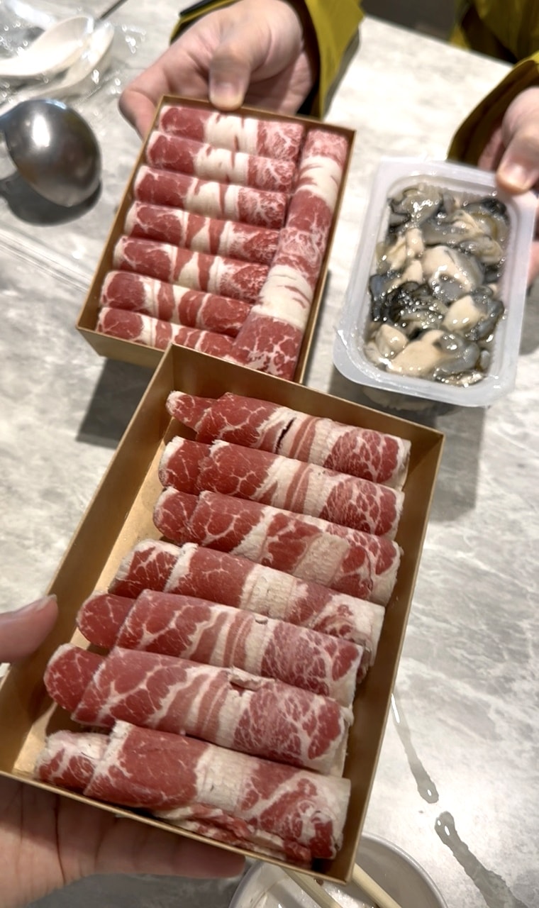 【左營食記】平凡五金行北高店 高雄超狂海鮮肉品超市! 2樓免費代客料理和牛+自己煮火鍋超划算，活體波龍也能現點現烤