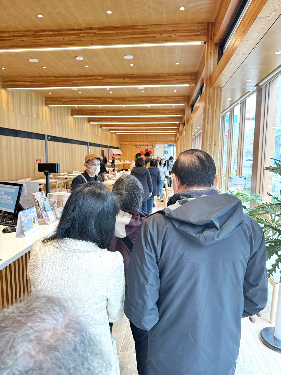 【大安食記】育成蕃薯藤餐廳自助餐吃到飽，有機食材超豐富，吃飽還能挺公益! 近忠孝新生捷運站(Buffet價錢/訂位方式)