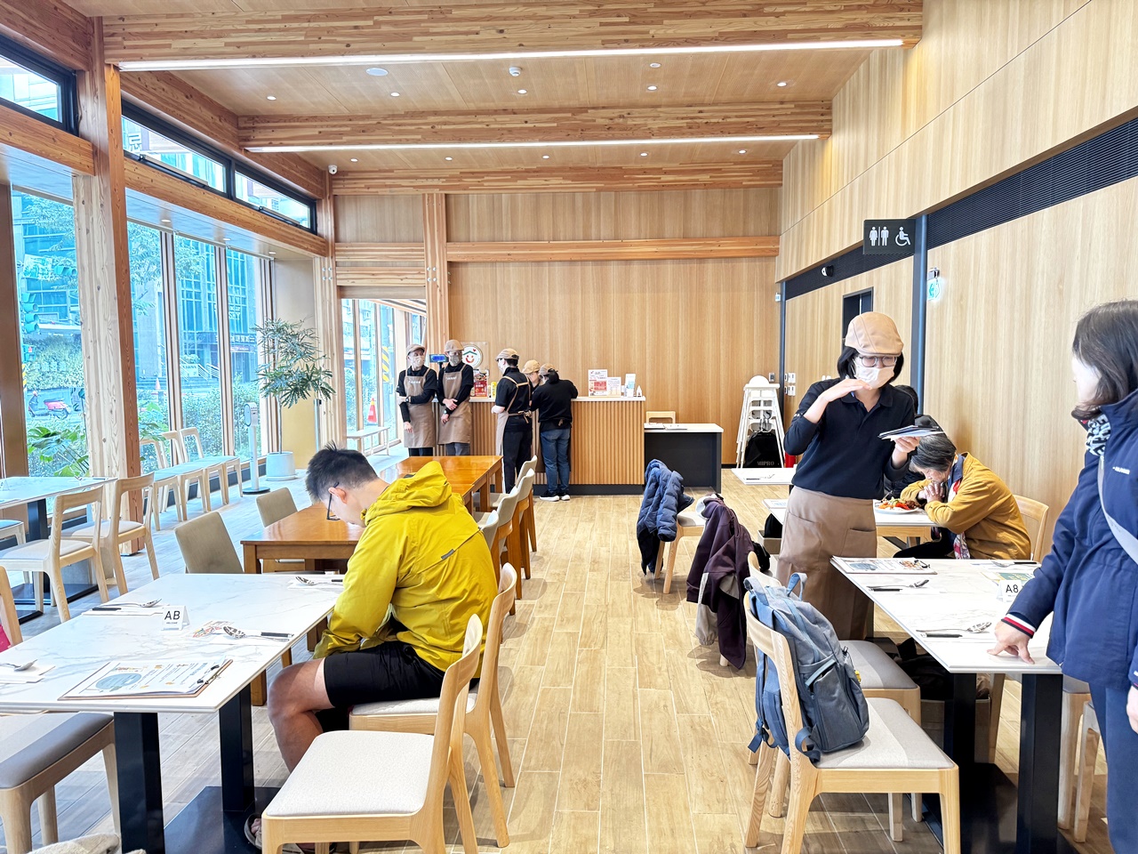 【大安食記】育成蕃薯藤餐廳自助餐吃到飽，有機食材超豐富，吃飽還能挺公益! 近忠孝新生捷運站(Buffet價錢/訂位方式)